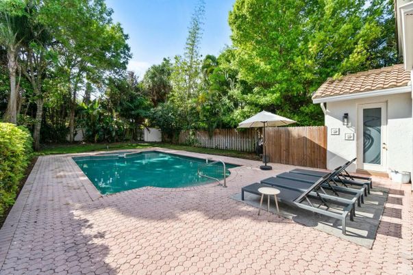 Exterior, Pool
