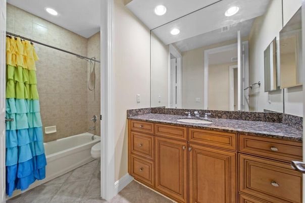 Bathroom, Dual Sink Vanities, Interior, Recessed Lighting