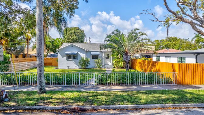 Backyard, Exterior, Facade, Ranch
