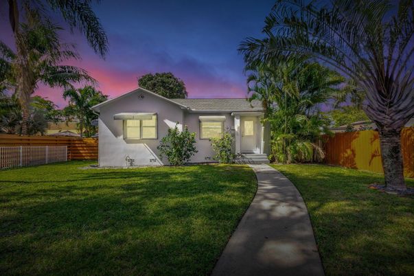 Backyard, Exterior, Facade, Ranch