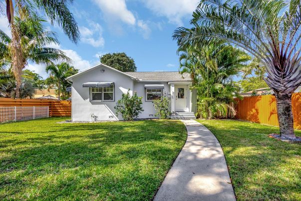 Backyard, Exterior, Facade, Ranch