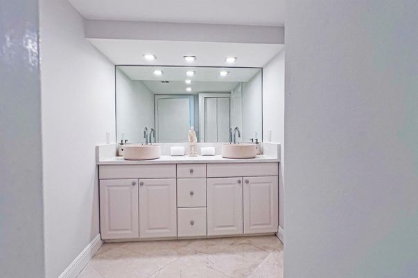 Bathroom, Dual Sink Vanities, Interior, Recessed Lighting