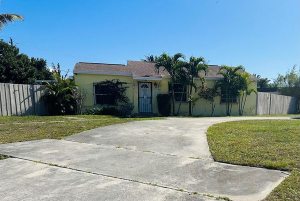 Backyard, Exterior, Facade, Ranch