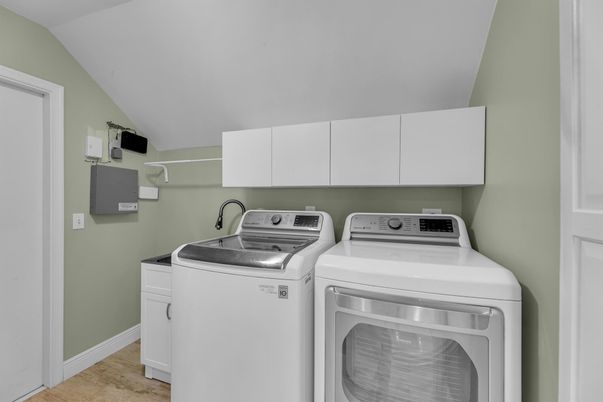 Interior, Washer, Wood Texture Flooring