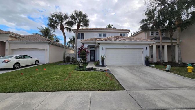Attached, Exterior, Facade, Mediterranean