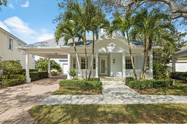 Exterior, Facade, Ranch