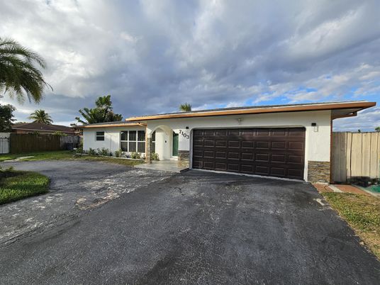 Attached, Exterior, Facade, Ranch