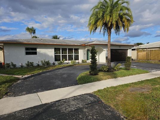 Attached, Exterior, Facade, Ranch