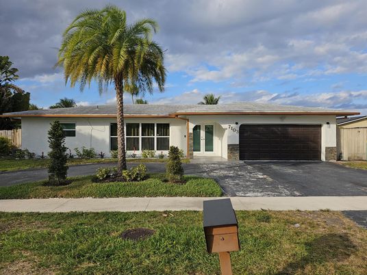 Attached, Exterior, Facade, Ranch