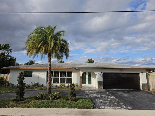Attached, Exterior, Facade, Ranch