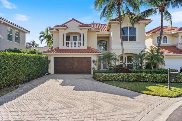 Attached, Exterior, Facade, Mediterranean
