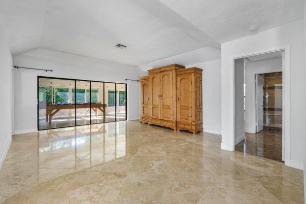 Empty room, Interior