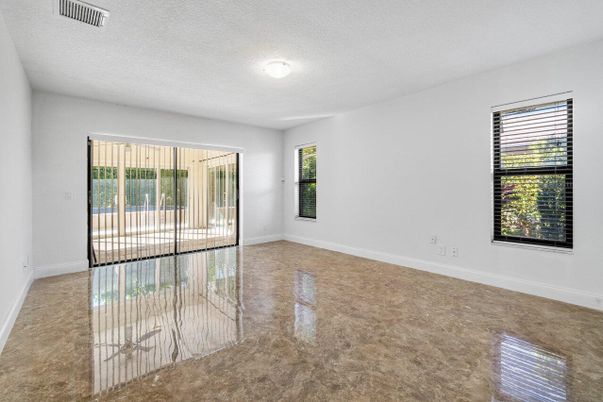 Empty room, Interior
