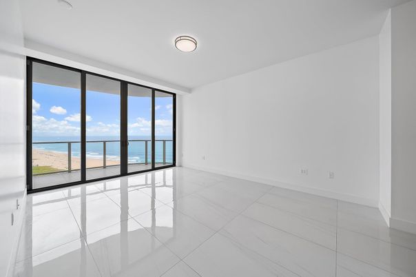 Empty room, Interior, Water