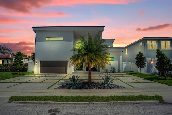 Attached, Exterior, Facade, Modern