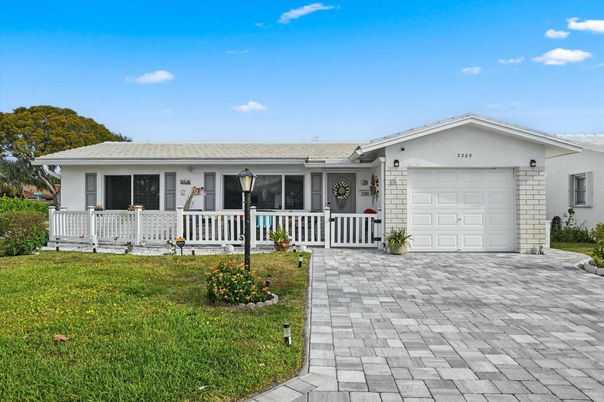 Attached, Exterior, Facade, Ranch