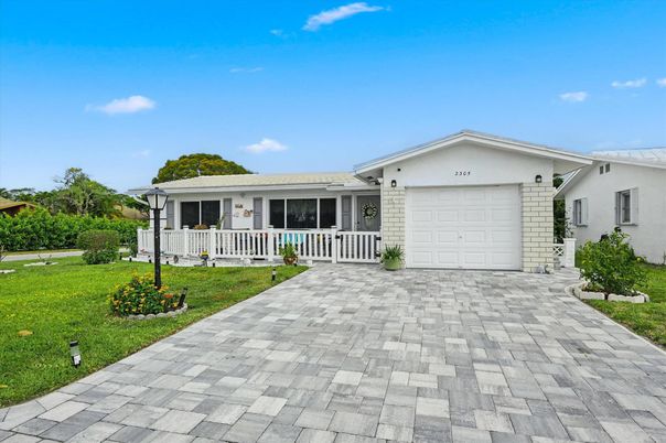 Attached, Exterior, Facade, Ranch