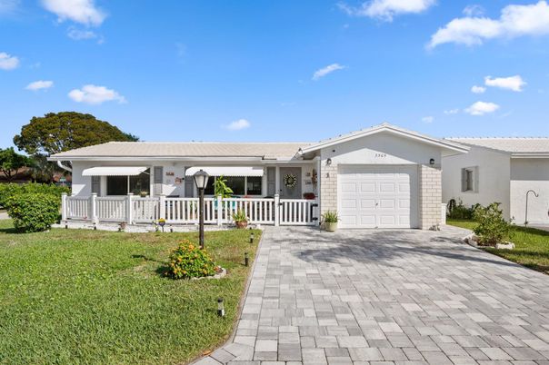 Attached, Exterior, Facade, Ranch