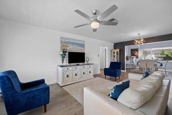 Chandelier, Dining room, Interior, Living room, Pendant Lights, Wood Texture Flooring