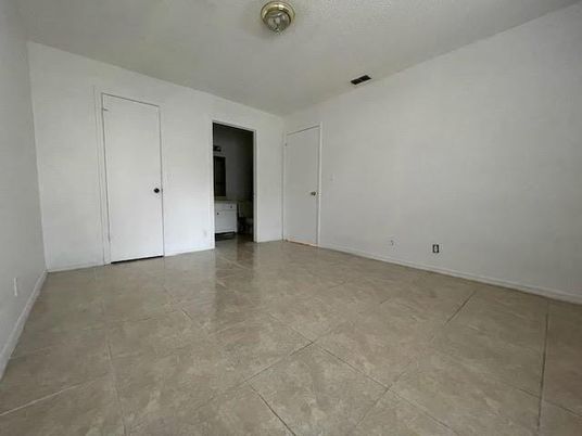 Empty room, Interior
