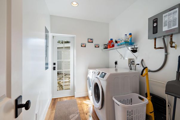Interior, Recessed Lighting, Washer, Wood Texture Flooring