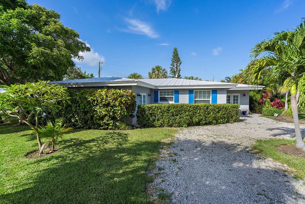 Backyard, Exterior, Facade, Ranch