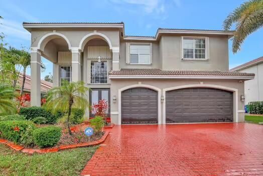 Attached, Exterior, Facade, Mediterranean