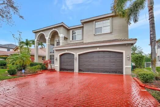 Attached, Exterior, Facade, Mediterranean