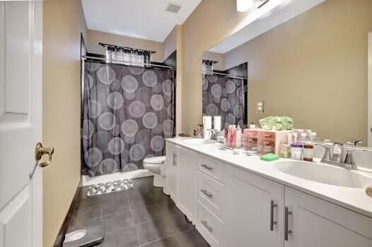 Bathroom, Dual Sink Vanities, Interior