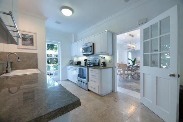 Chandelier, Dining room, Interior, Kitchen, Pendant Lights, Stainless Steel Appliances
