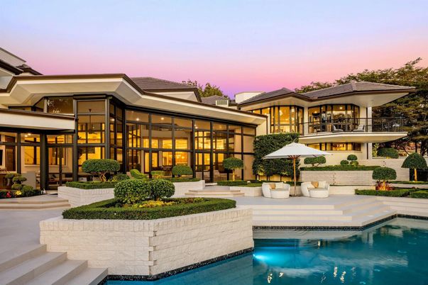 Exterior, Facade, Pool, Modern