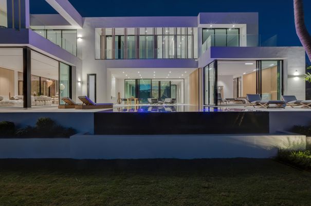Exterior, Facade, Pool, Modern