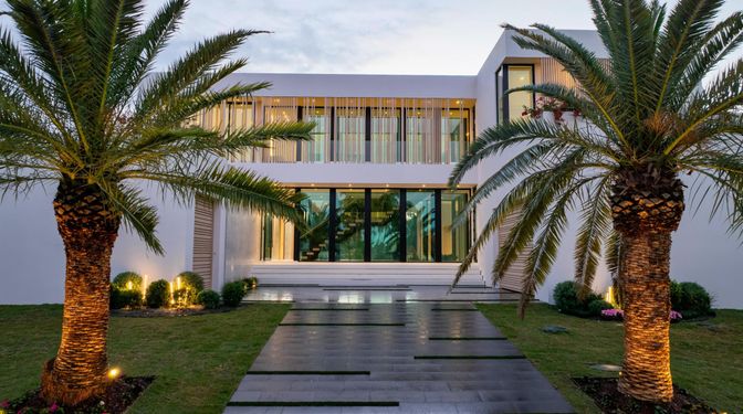 Exterior, Facade, Modern