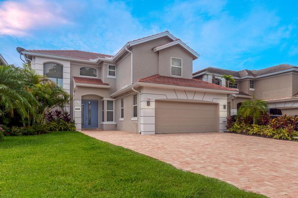 Attached, Exterior, Facade, Mediterranean