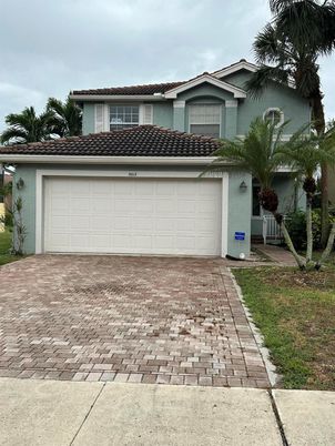 Attached, Exterior, Facade, Mediterranean