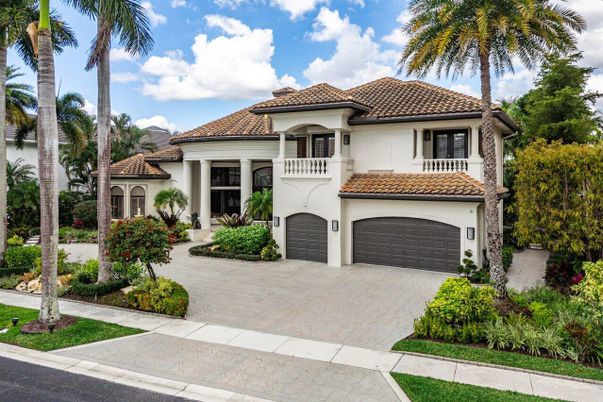 Attached, Exterior, Facade, Mediterranean