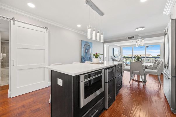 Chandelier, Dining room, Interior, Kitchen, Pendant Lights, Recessed Lighting, Wood Texture Flooring