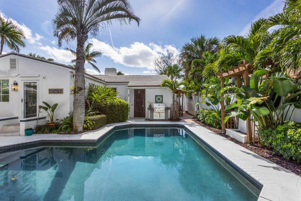 Exterior, Pool