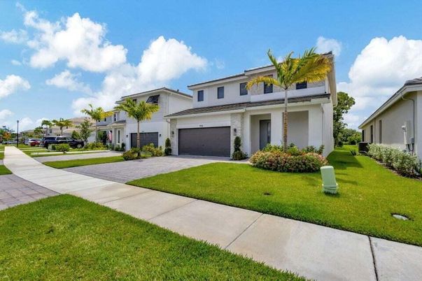 Attached, Backyard, Exterior, Facade, Modern