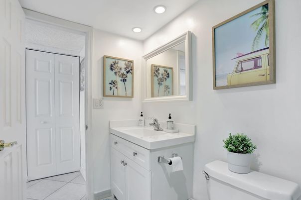 Bathroom, Dual Sink Vanities, Interior, Recessed Lighting