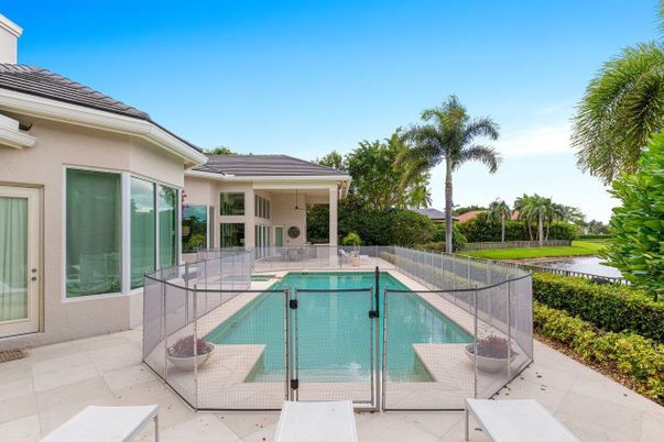 Exterior, Pool, Water
