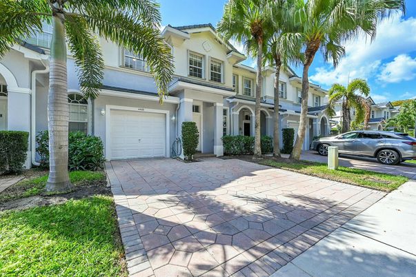 Attached, Exterior, Facade, Mediterranean