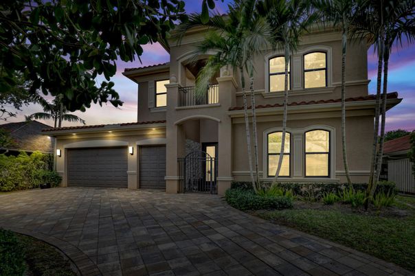 Attached, Exterior, Facade, Mediterranean