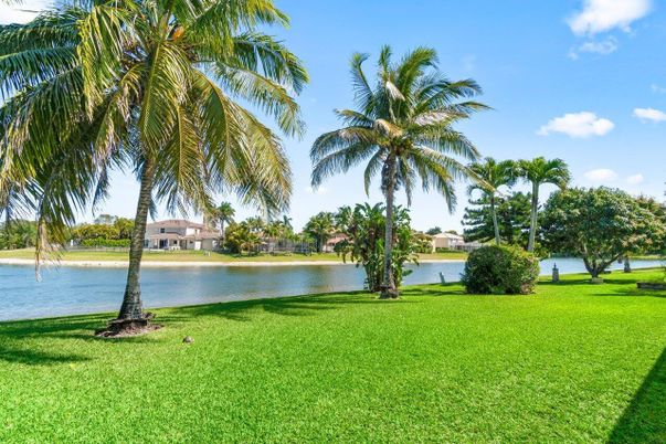Exterior, Lake