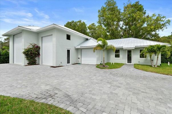 Attached, Exterior, Facade, Ranch