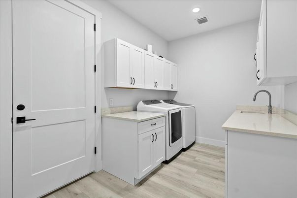 Interior, Recessed Lighting, Washer, Wood Texture Flooring