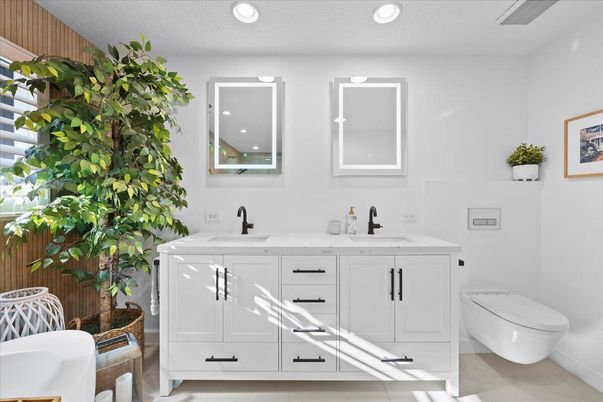 Bathroom, Dual Sink Vanities, Interior, Recessed Lighting