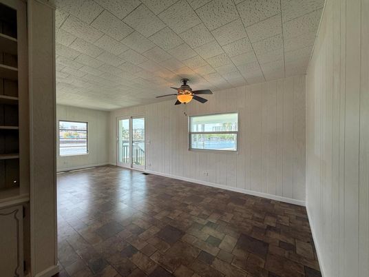 Empty room, Interior