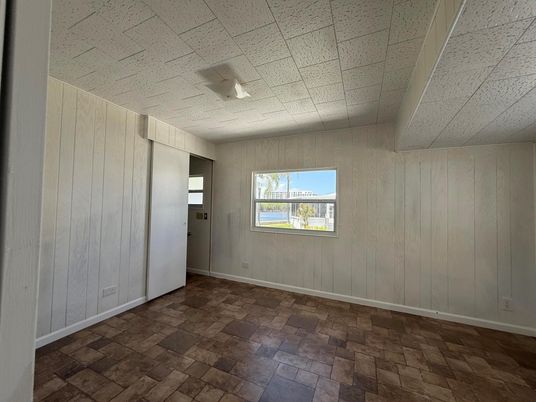 Empty room, Interior