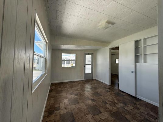 Empty room, Interior